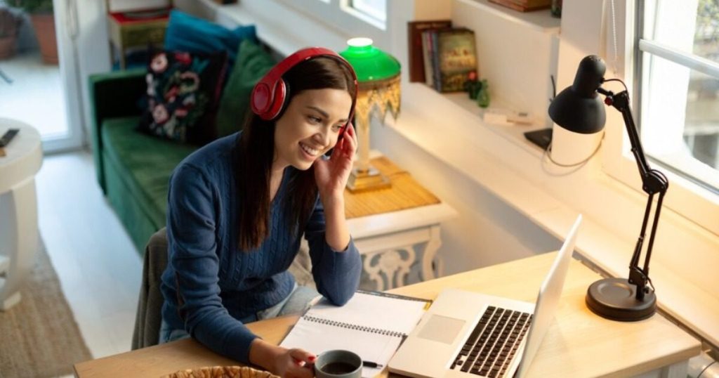 teaching-a-class-online-from-home-picture-id1220236964 Estudiando